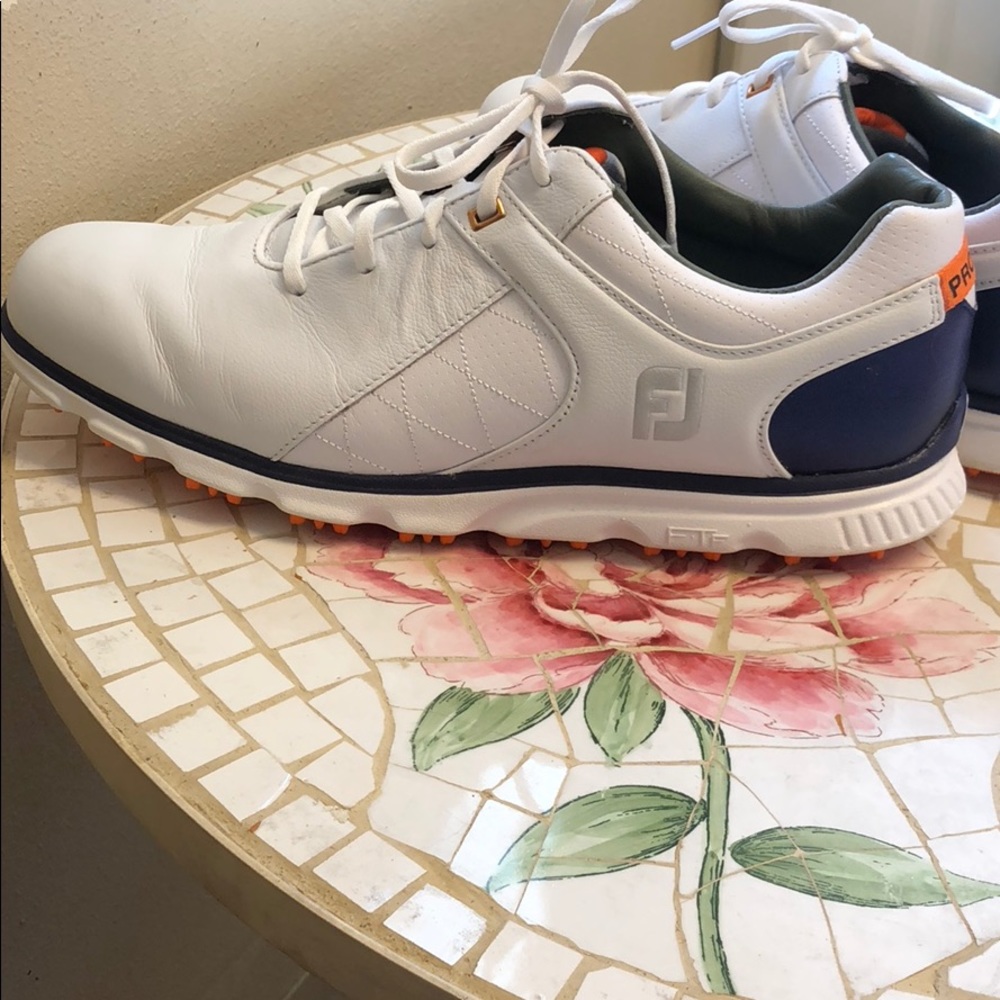 FJ Pro/SL spikeless men’s golf shoes